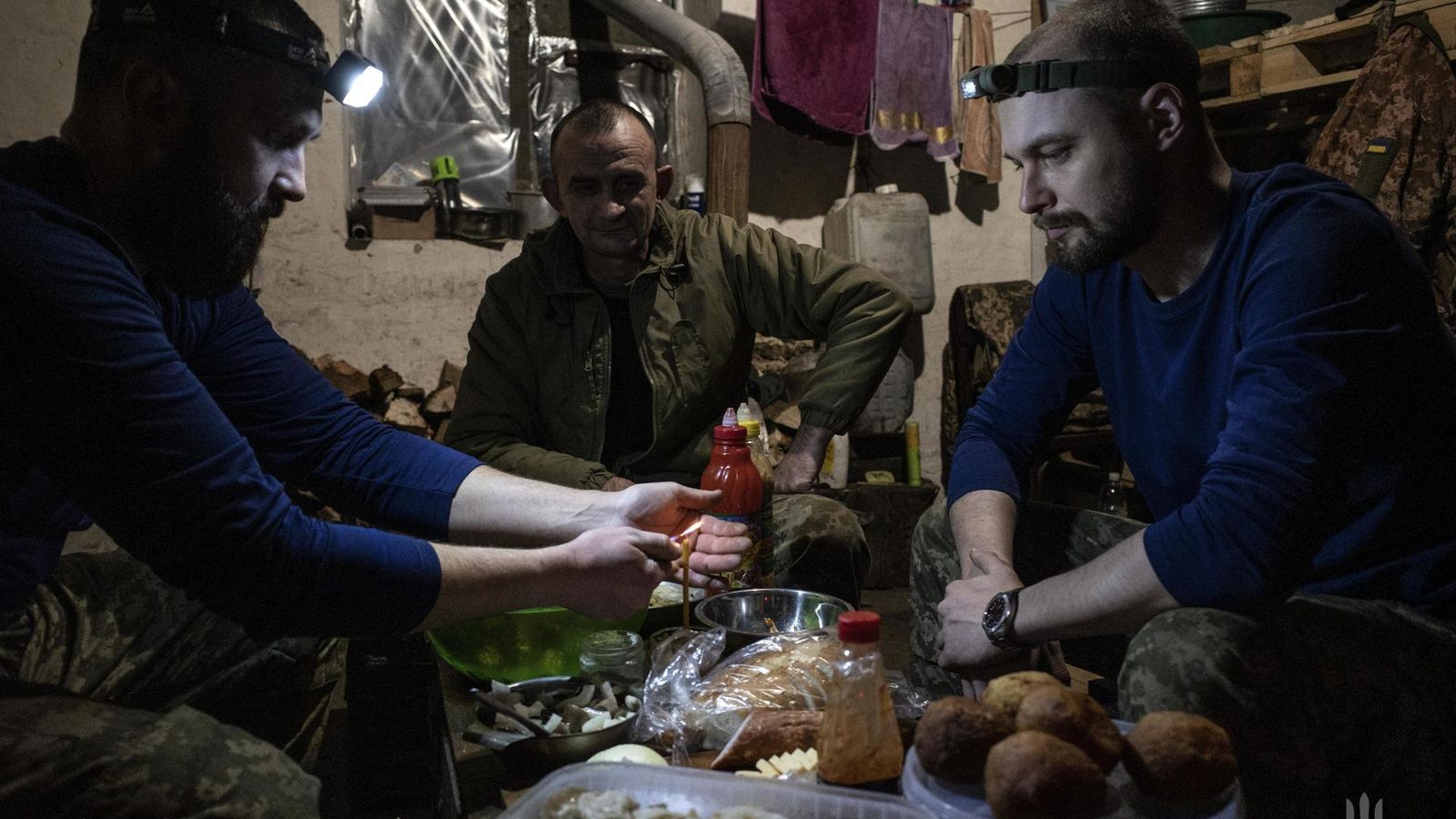 Combatents d'una brigada ucraïnesa encenen un ciri abans de començar el sopar de Nadal