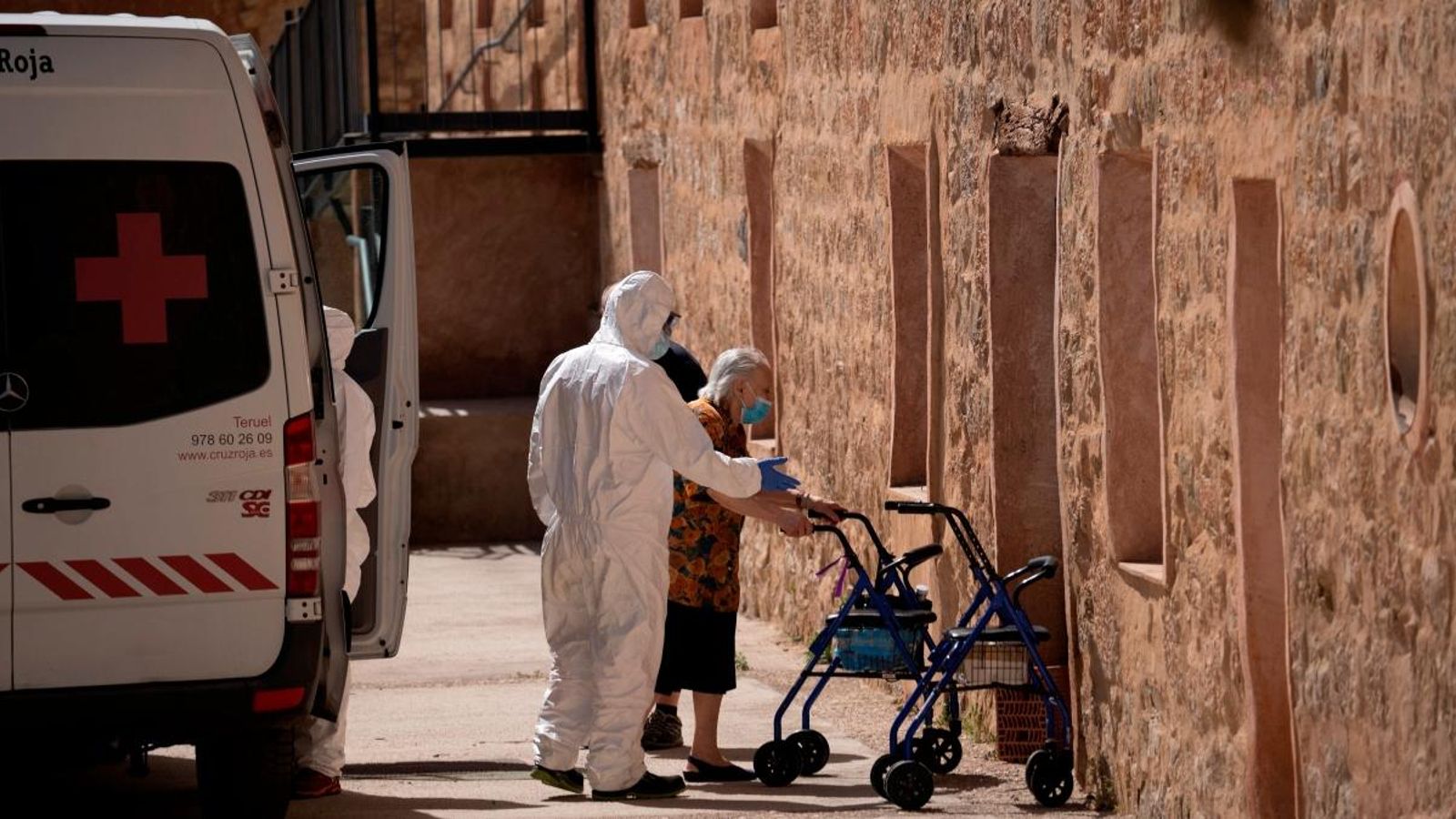 Una anciana entra en una residència