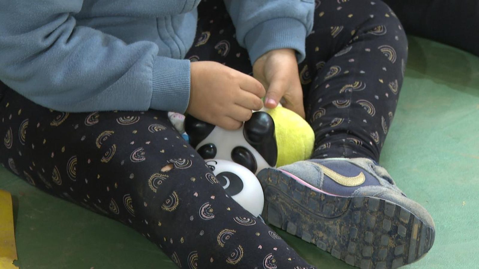 Una criatura juga en la ludoteca de Massanassa