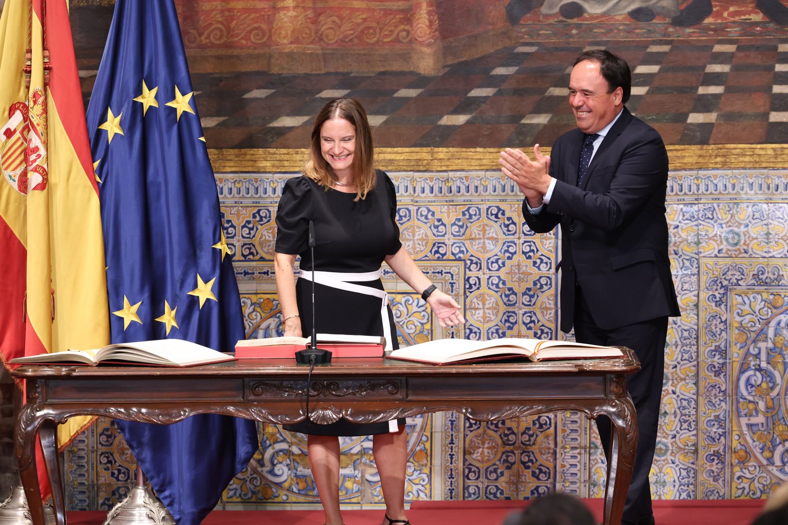 Àngels Francés promet el càrrec davant Pérez Llorca
