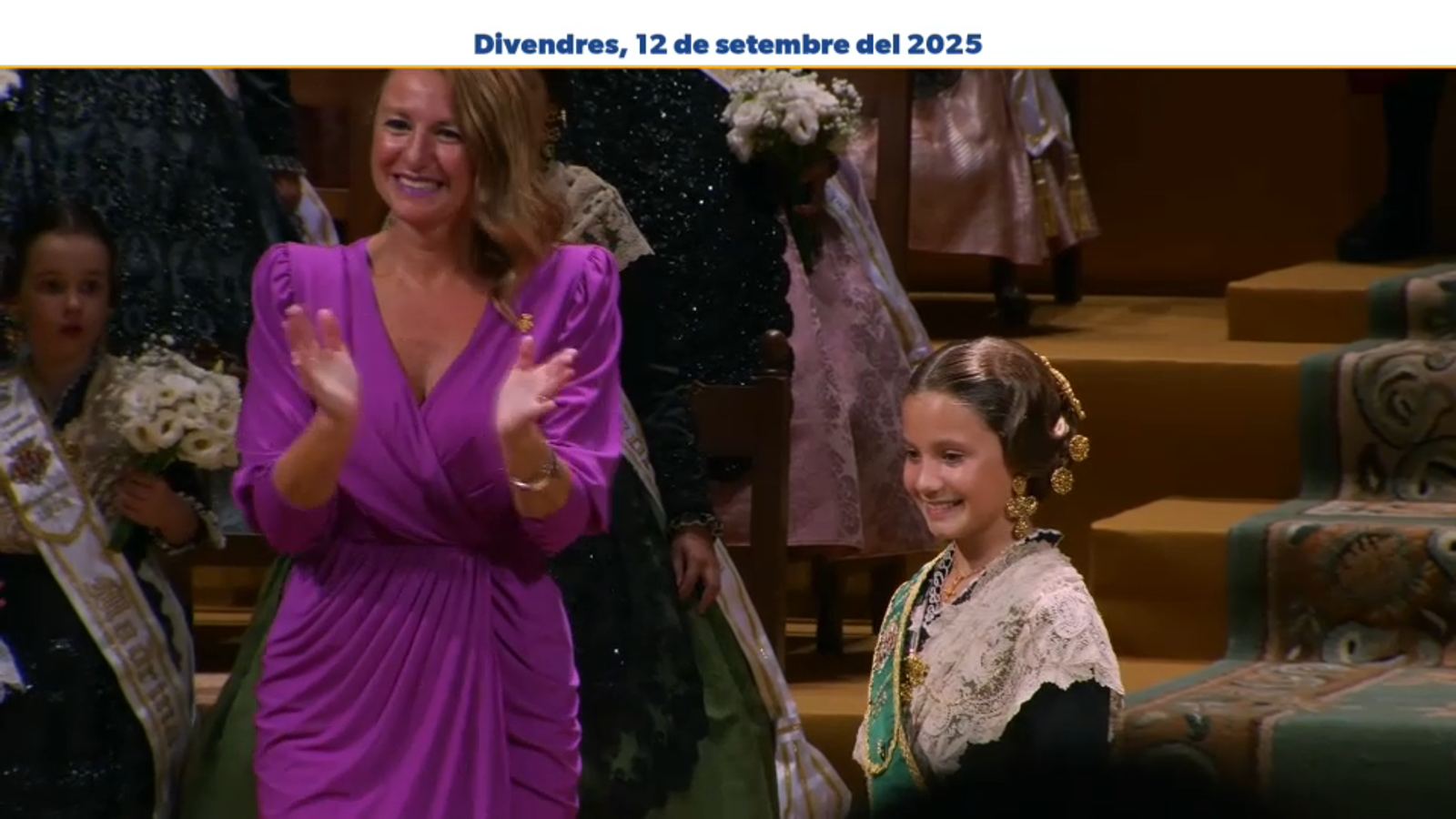 La reina infantil de les festes de Castelló, Ana Colón, rep la banda verda
