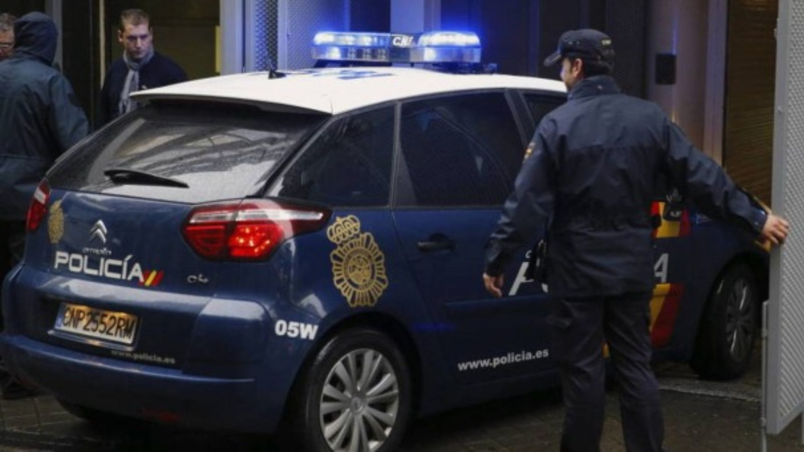Agents de policia traslladen a un detingut en una imatge d'arxiu