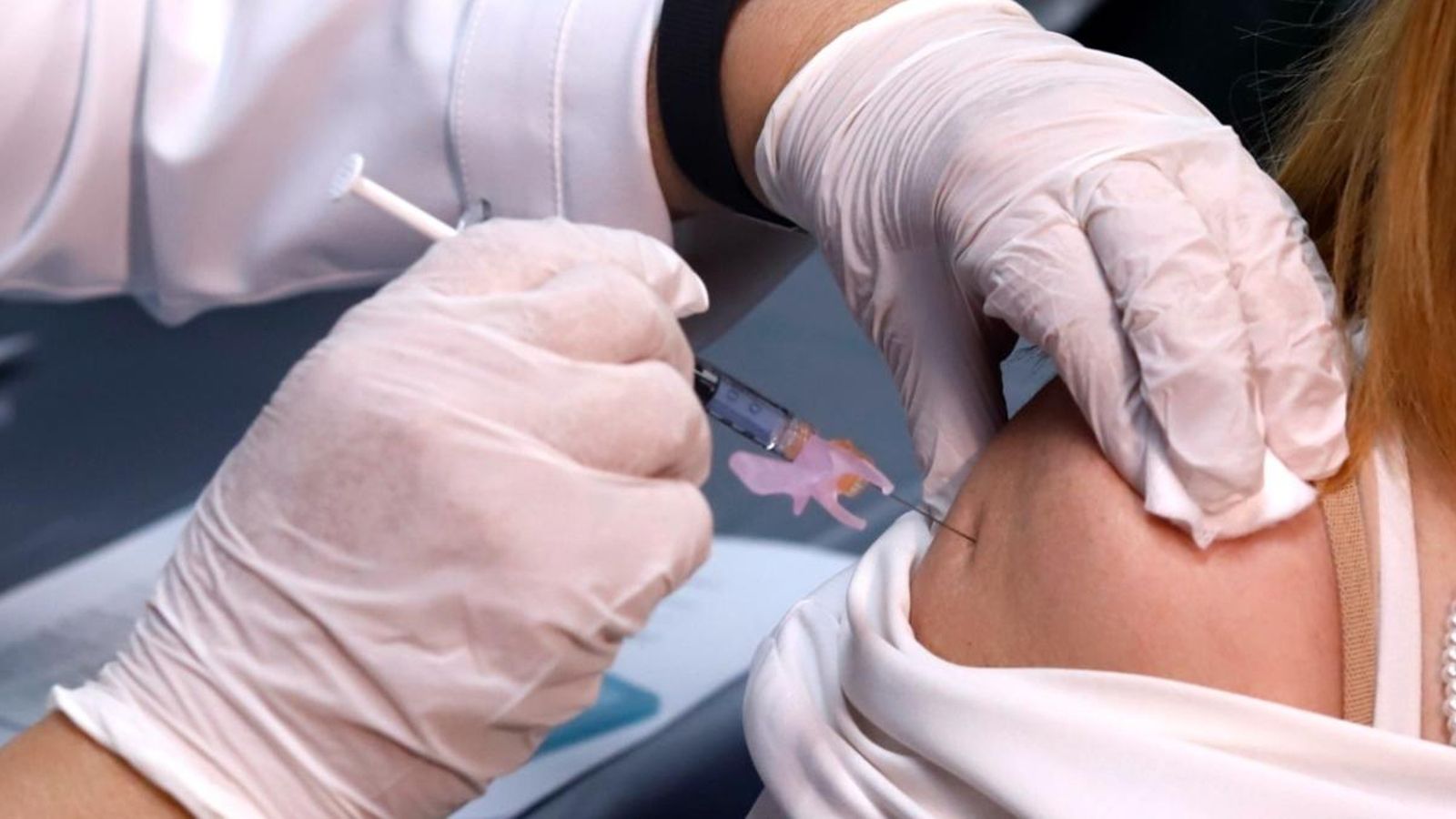 Un treballador sanitari posa una vacuna