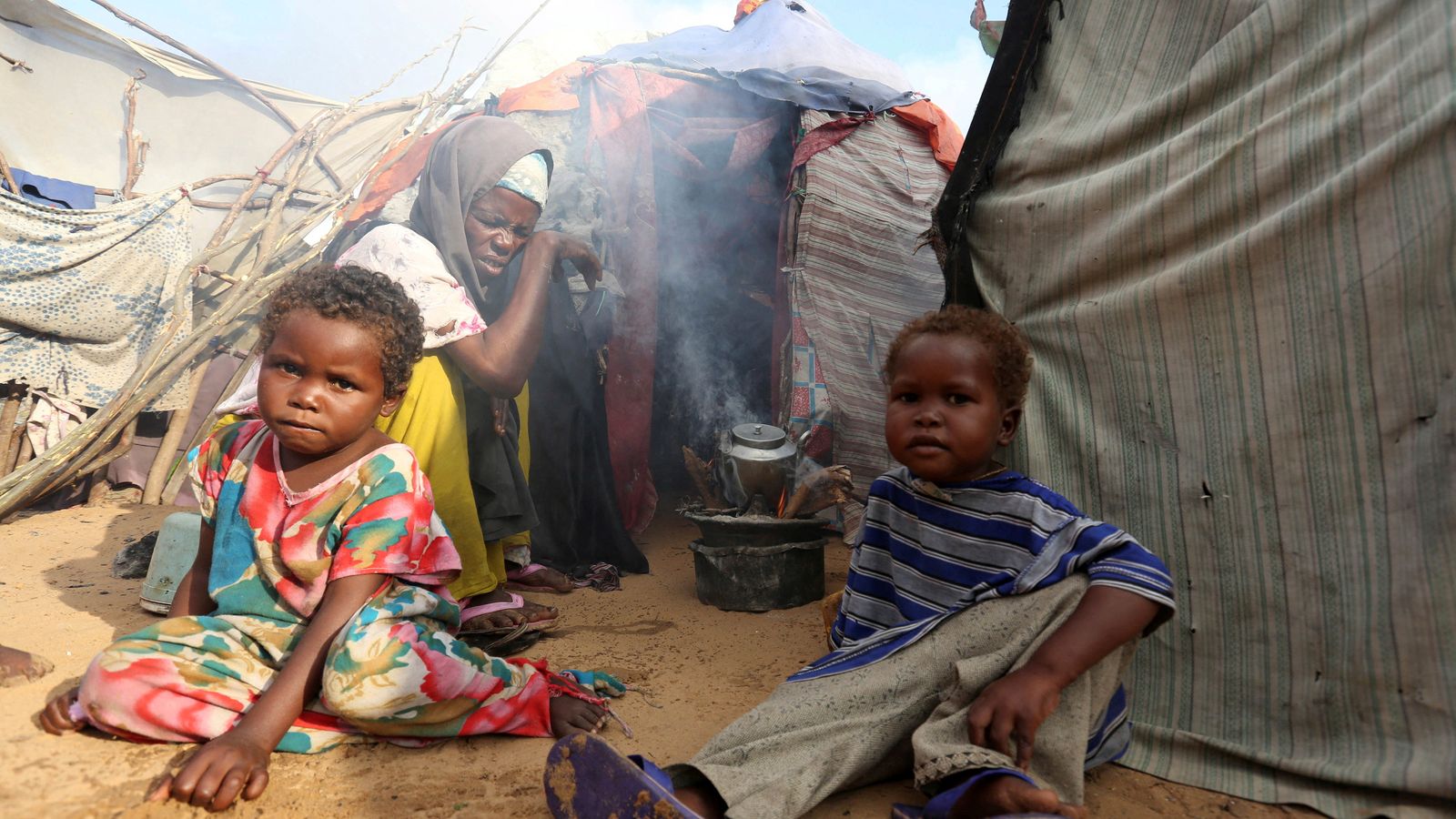 Faduma Hassan i els dos xiquets a un habitatge temporal a Somàlia, un dels països més afectats per la fam