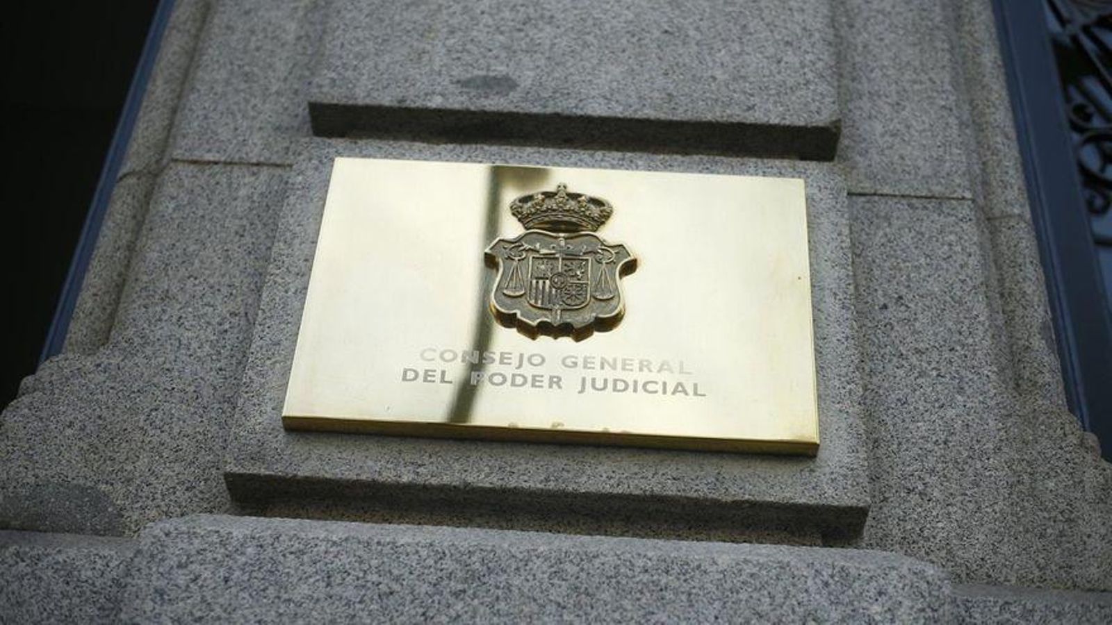 Detall de la placa de la seu del CGPJ a Madrid