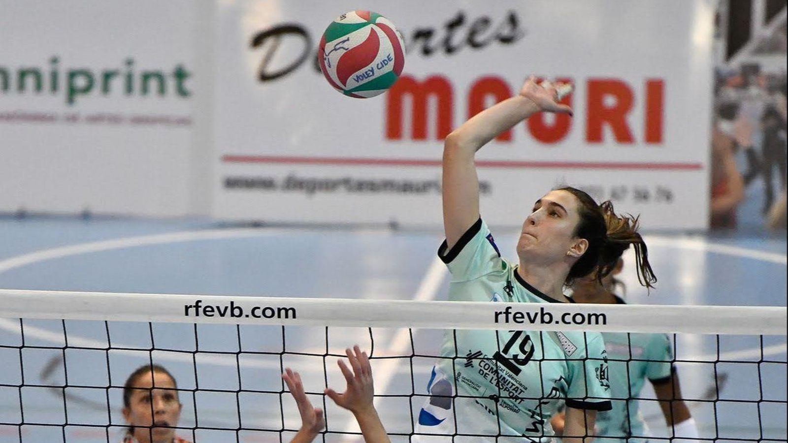 Patricia Calabuig, abans de colpejar la pilota