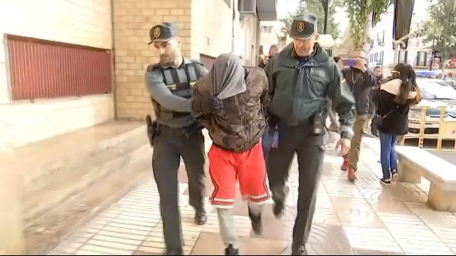 Moment del pas a disposició judicial de dos dels detinguys