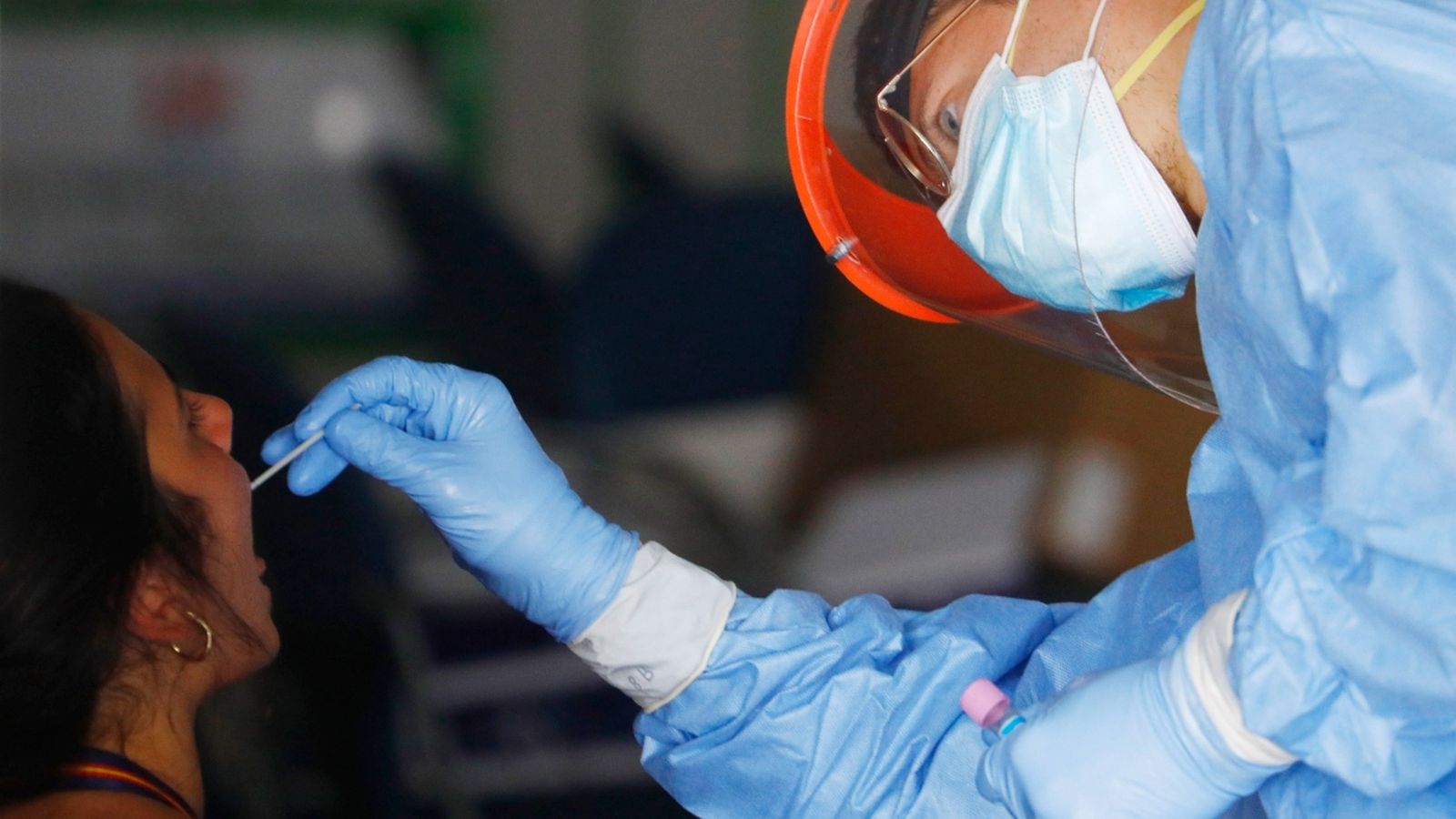 Personal sanitari realitza test ràpids per a detectar coronavirus, en una imatge d'arxiu. Salas (Efe)