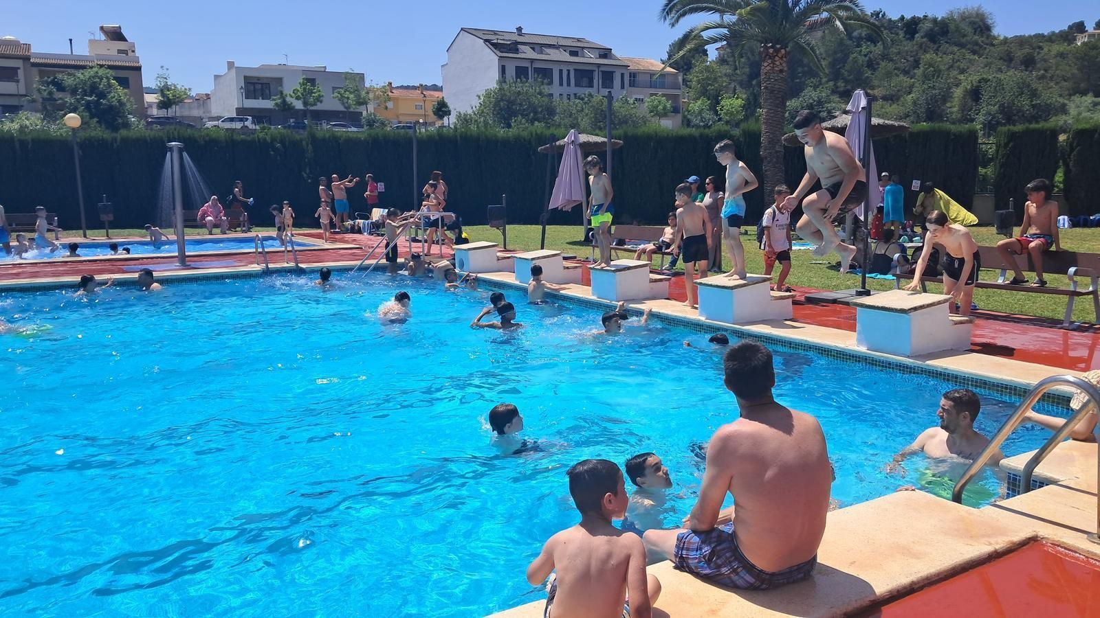 La piscina municipal de Ròtova en el primer dia oberta