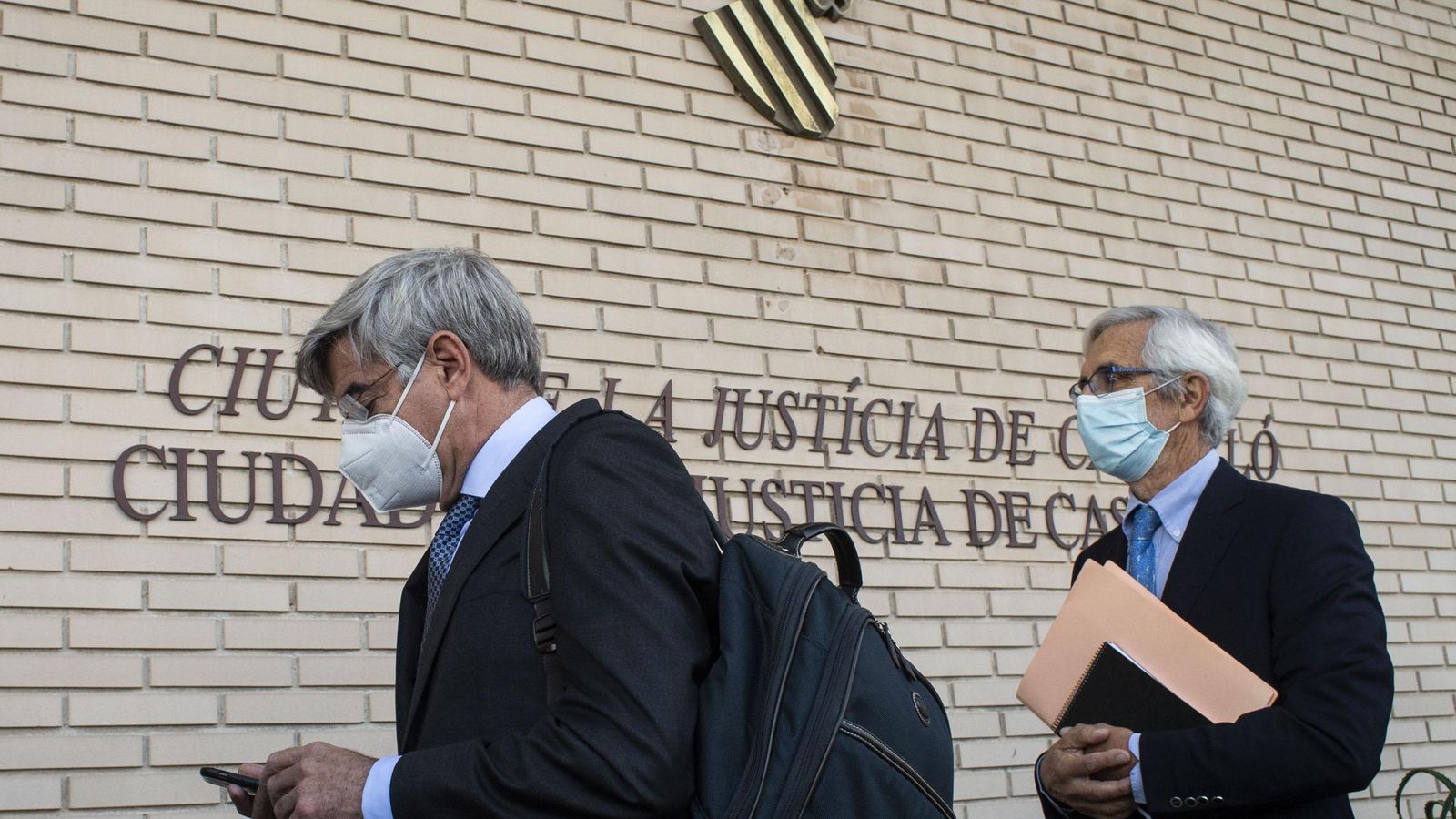 El que fora president d'Escal UGS, Recaredo del Poltre i el conseller delegat, Martínez Dalmau a la seua arribada a l'Audiència Provincial de Castelló