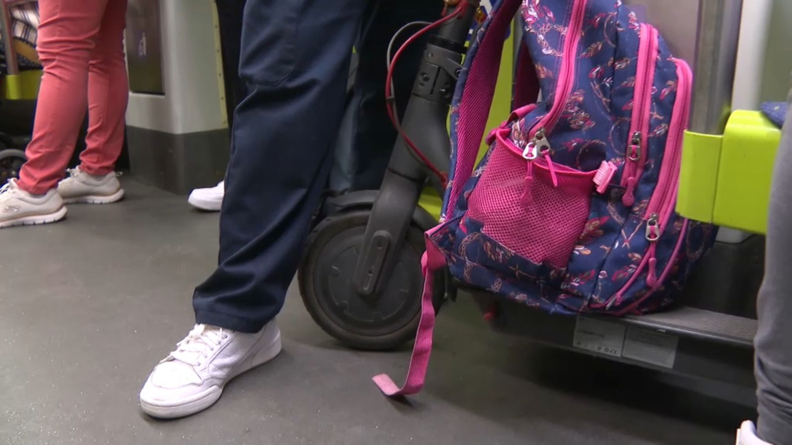 Un usuari amb un patinet elèctric en un vagó de metro