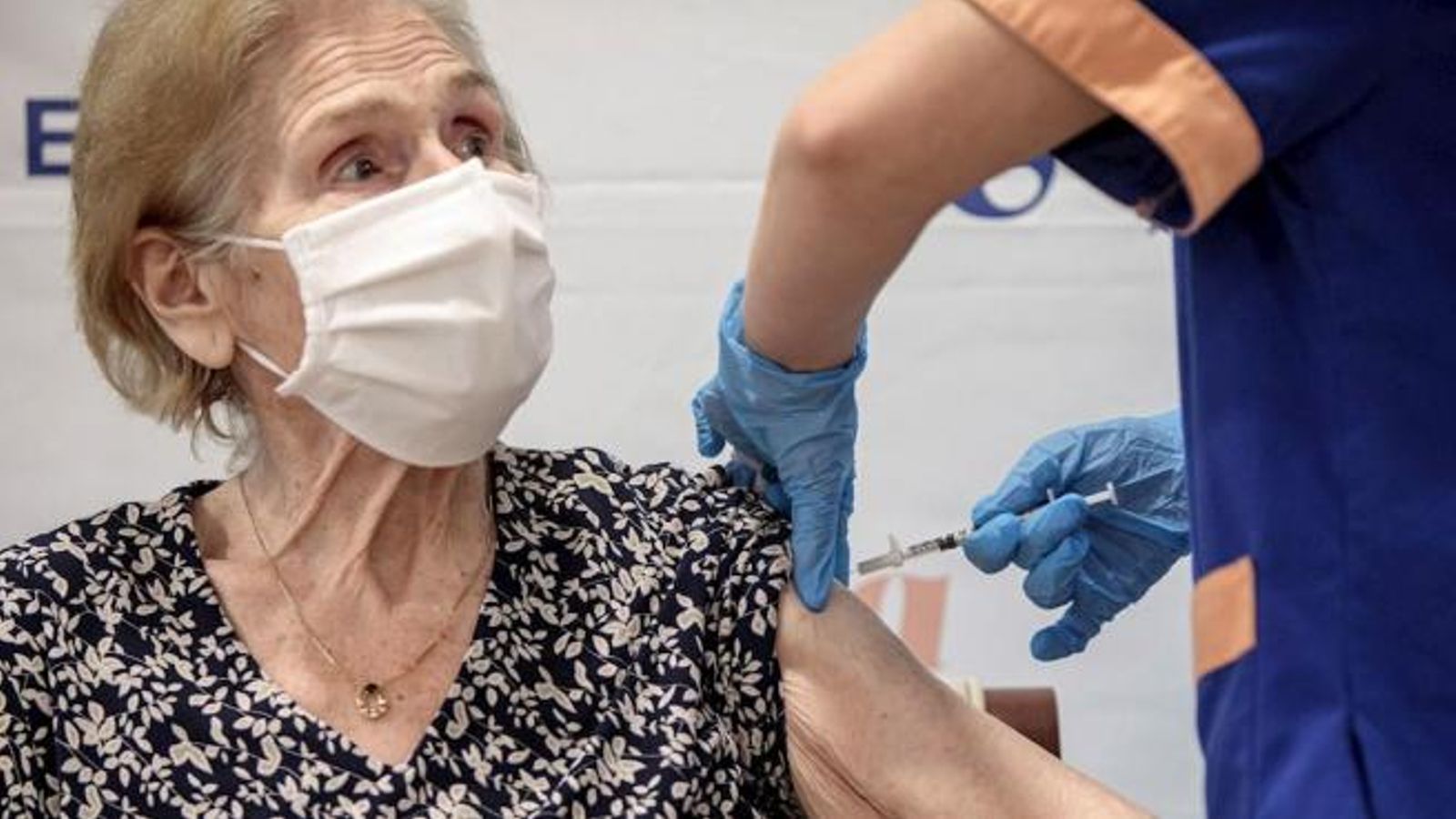 Un sanitari injecta la vacuna contra la Covid-19 en una imatge d'arxiu