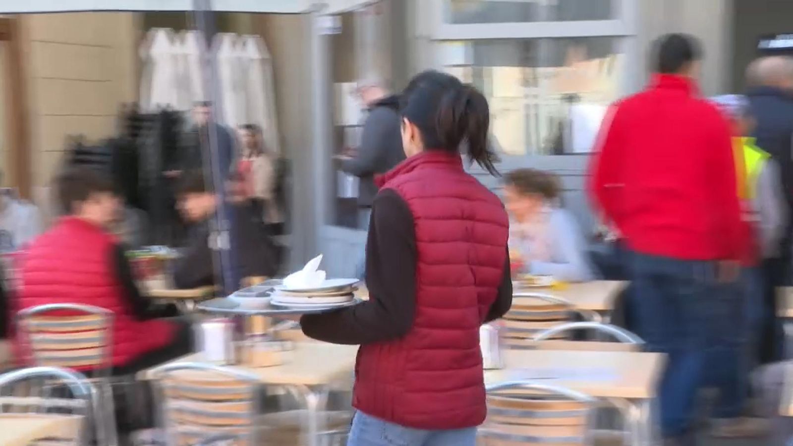 Una cambrera en un local de València