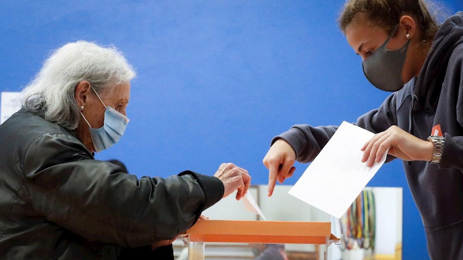 Una dona vota a un col·legi de Sant Sebastià
