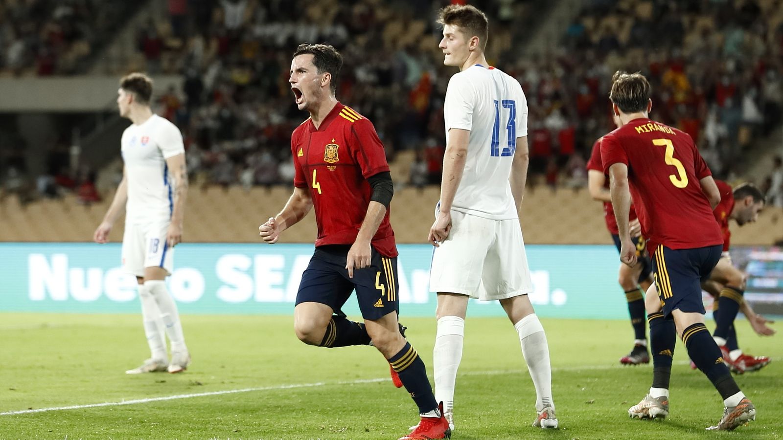 Hugo Guillamón celebra el gol contra Eslovàquia