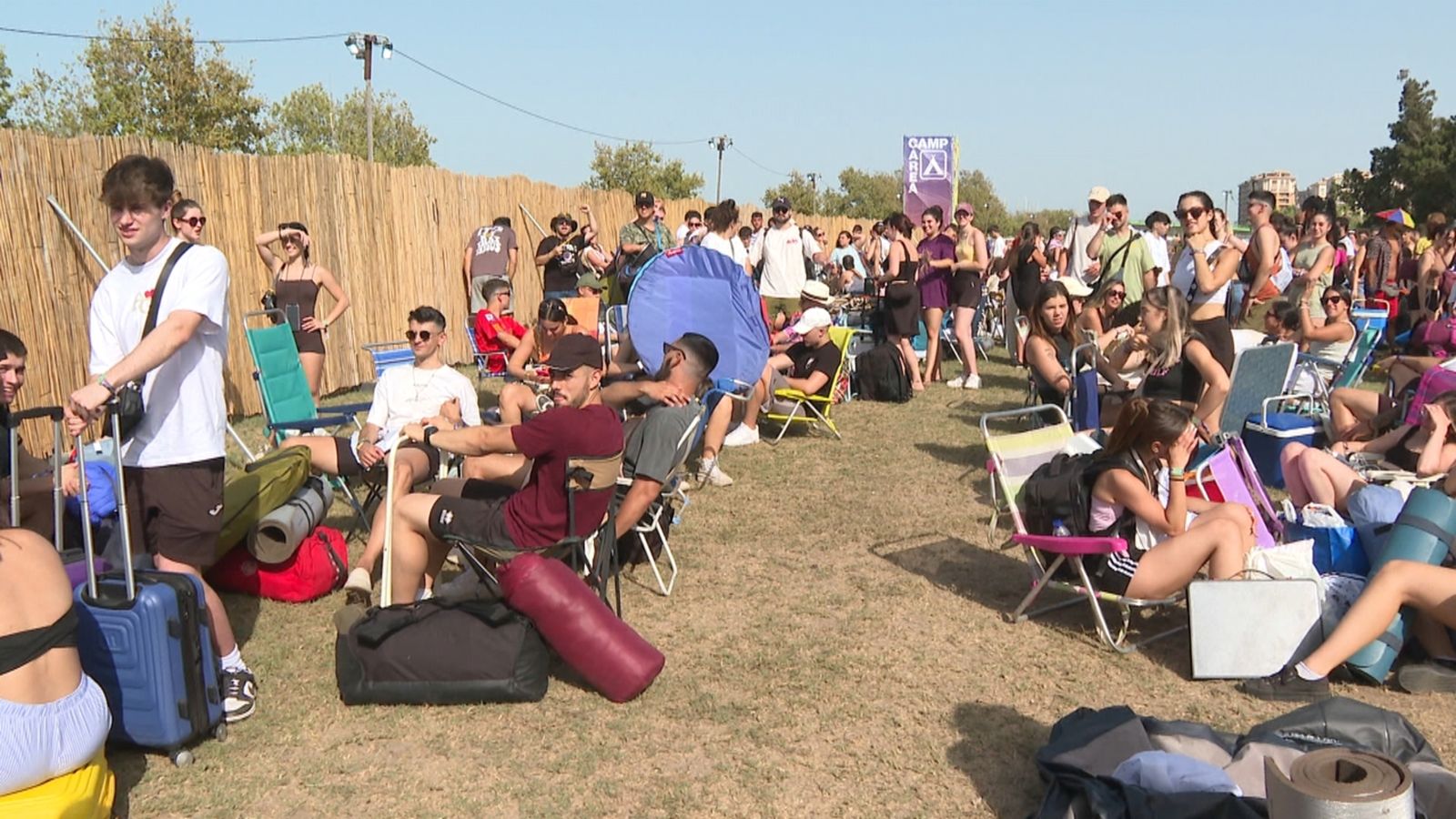 Assistents del Zevra fan cua de matí per a entrar a la zona d'acampada