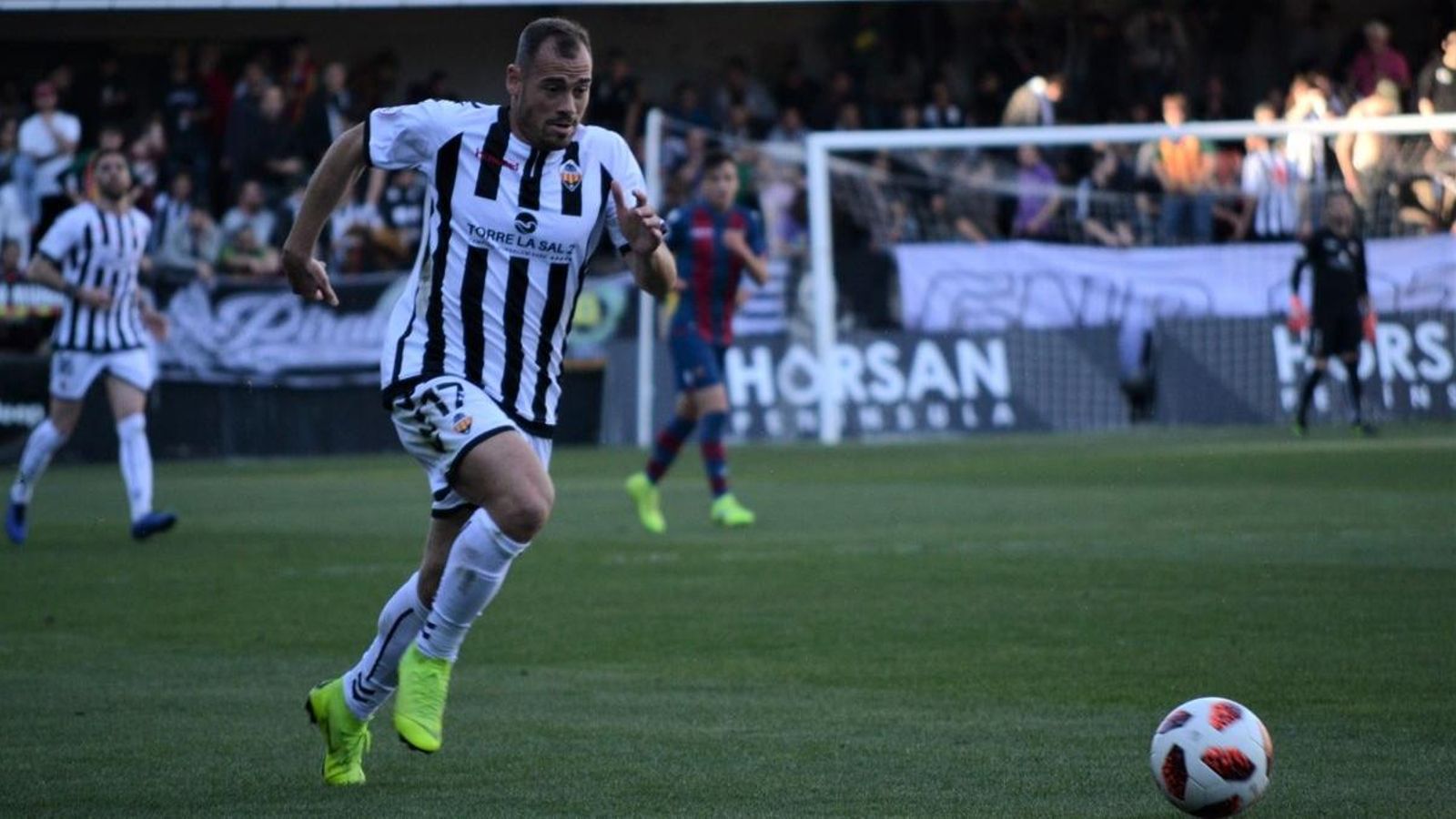 El Castelló s'ha deixat dos punts en el sospir final del partit davant de l'Atlètic Llevant