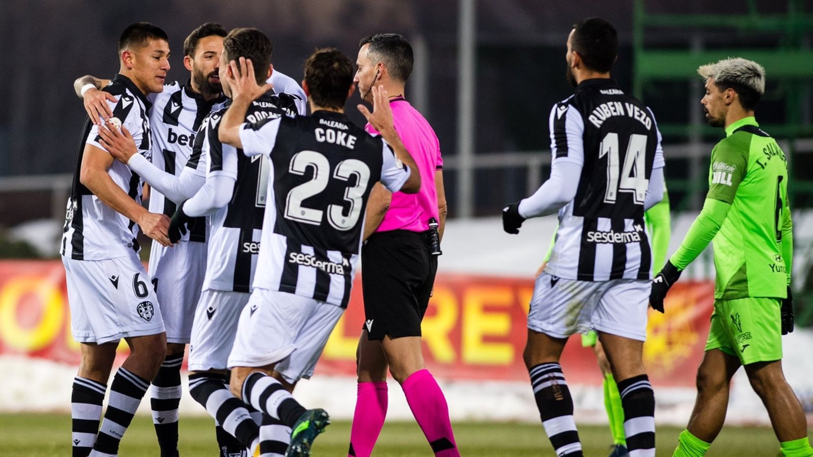 Els jugadors del Llevant celebren el passe a huitens de final de Copa del Rei