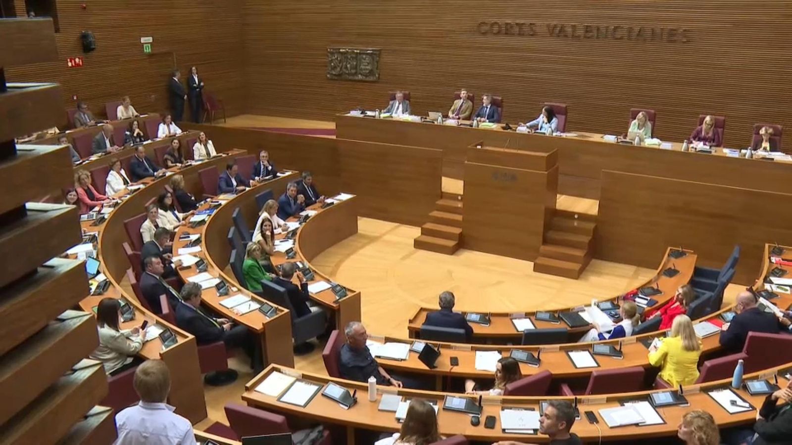 El ple de les Corts durant la sessió de control al Consell