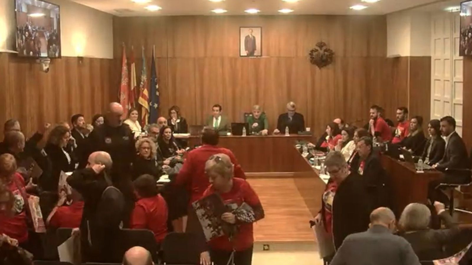 Moment de l'expulsió dels assistents al ple que van ser expulsats arran d'interessar-se pels vinils de Miguel Hernández