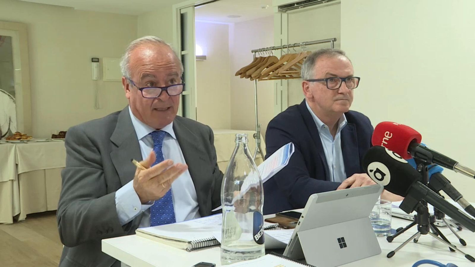 El respresentats de les ITV, Manuel Trigo i Paco Llopis, durant la roda de premsa El respresentats de les ITV, Manuel Trigo i Paco Llopis durant la roda de premsa