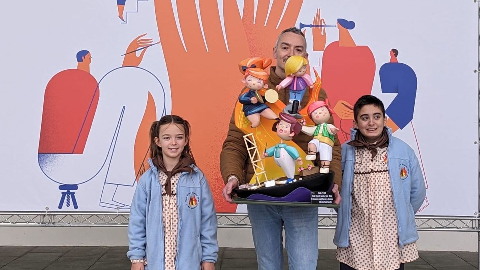 Els representants infantils de Vicente Sancho Tello - Xile – Avinguda d’Aragó, amb l'artista, han sigut els primers a lliurar el ninot menut