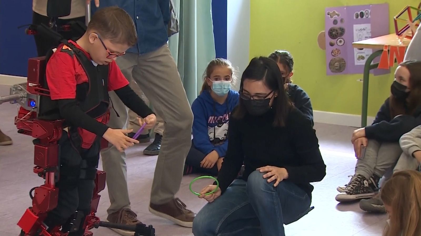 El menut Jorge fa les primeres passes amb ajuda d'un exoesquelet biònic