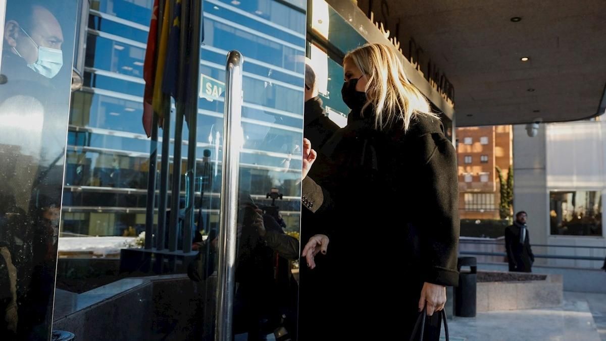 L'expresidenta de la Comunitat de Madrid Cristina Cifuentes arriba aquest dilluns a l'Audiència Provincial de Madrid per a assistir a la primera sessió del juí del 'cas Màster' L'expresidenta de la Comunitat de Madrid Cristina Cifuentes arriba aquest dilluns a l'Audiència Provincial de Madrid per a assistir a la primera sessió del juí del 'cas Màster'