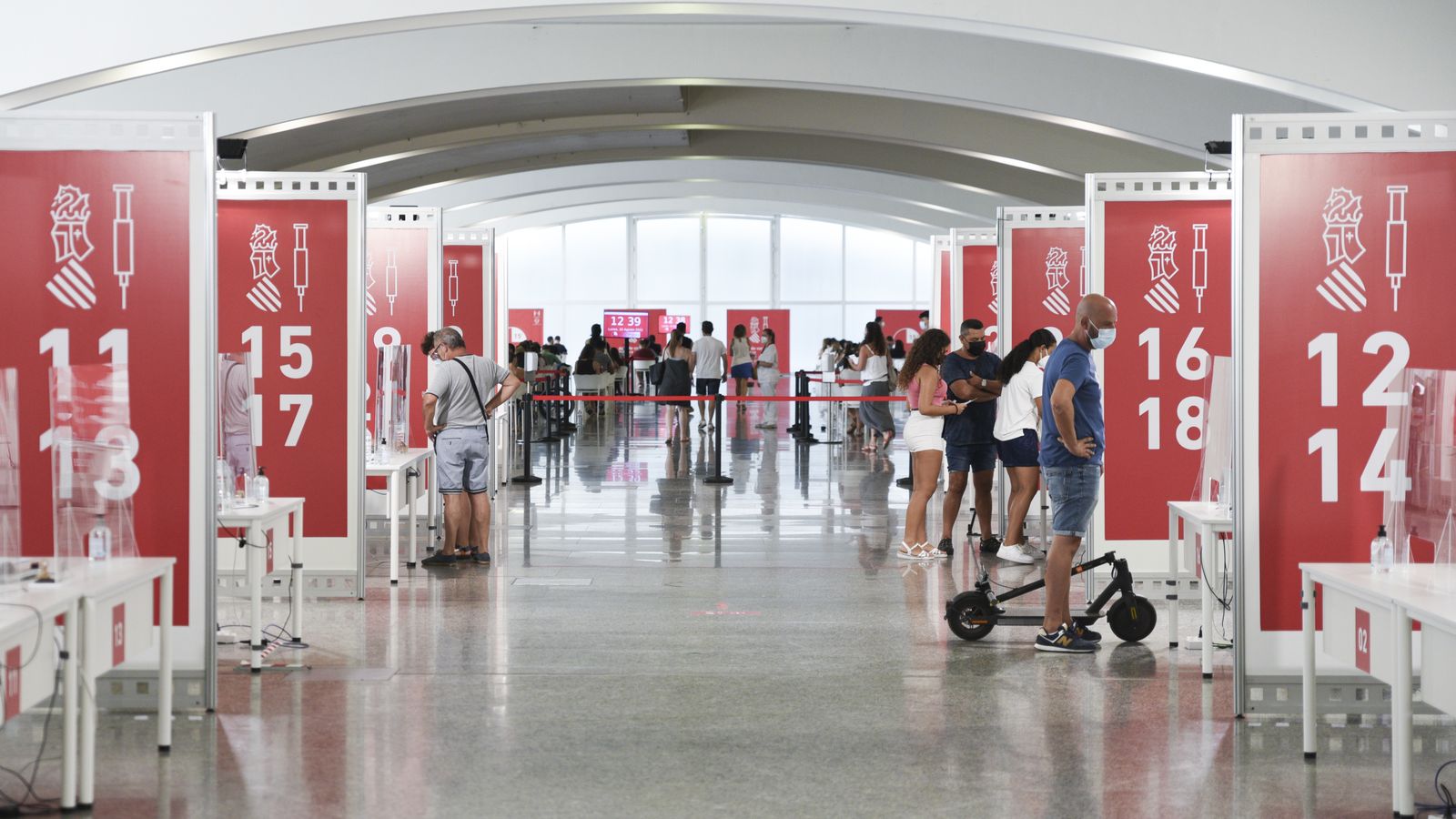 Vista general del centre de vacunació instal·lat en la Ciutat de les Arts i les Ciències de València