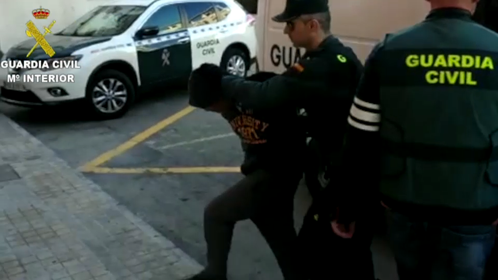 Imatges de la Guàrdia Civil del trasllat d'un dels detinguts