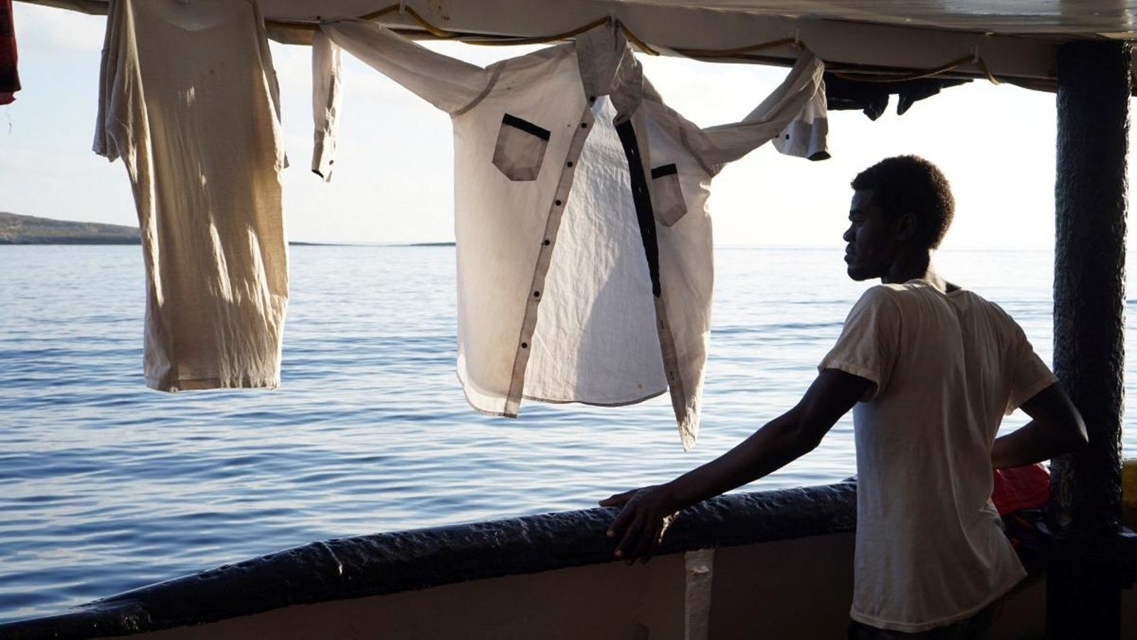 Fa tres dies que l'Open Arms espera davant de la costa de Lampedusa el permís per a entrar a port Fa tres dies que l'Open Arms espera davant de la costa de Lampedusa el permís per a entrar a port