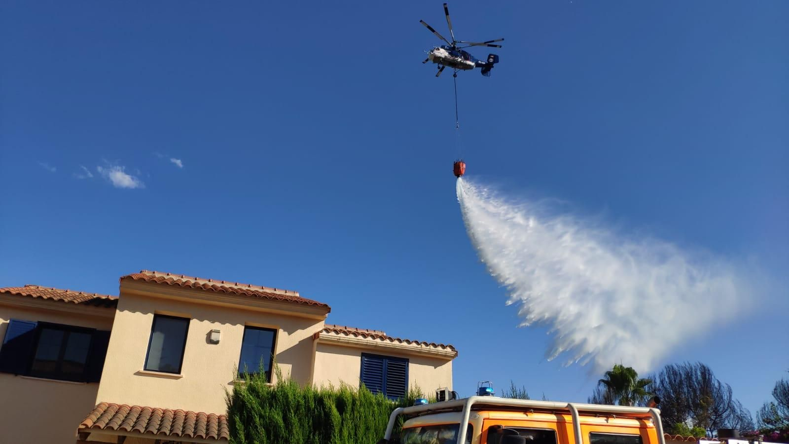 Helicòpter descarregant aigua a la urbanització Mas de Traver de Riba-roja de Túria
