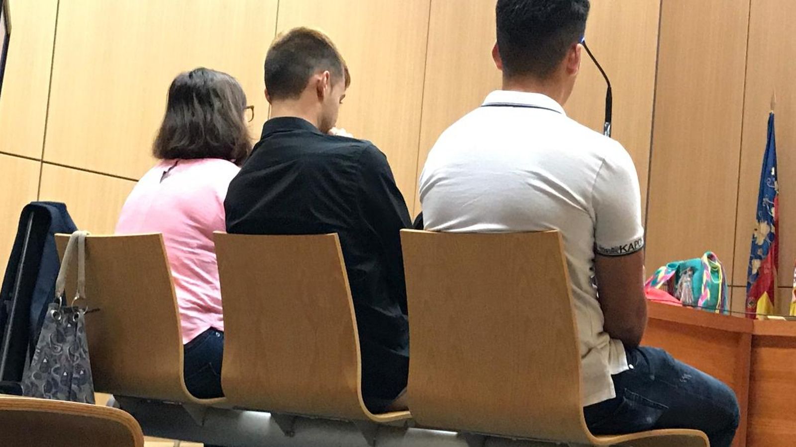 Els internautes, en el banc dels acusats durant el juí