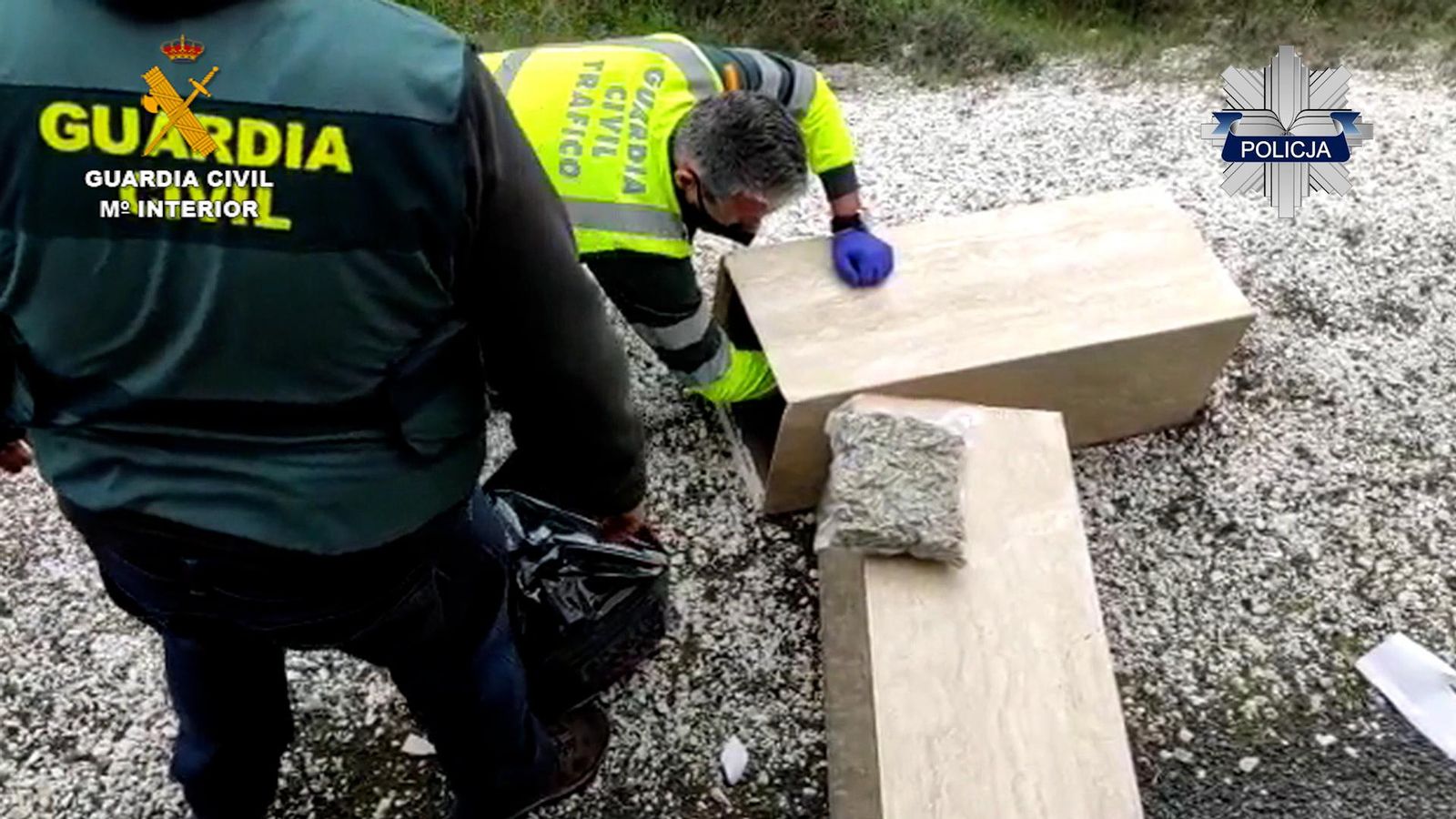 Efectius de la Guàrdia Civil manipulen les drogues intervingudes en l'operació