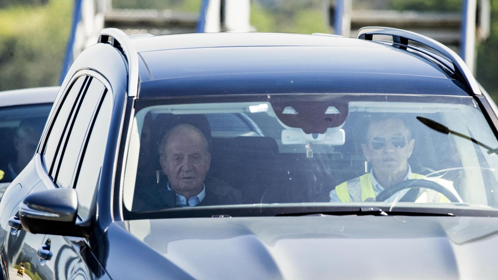 Joan Carles I ix en cotxe després d'aterrar a l'aeroport de Vigo