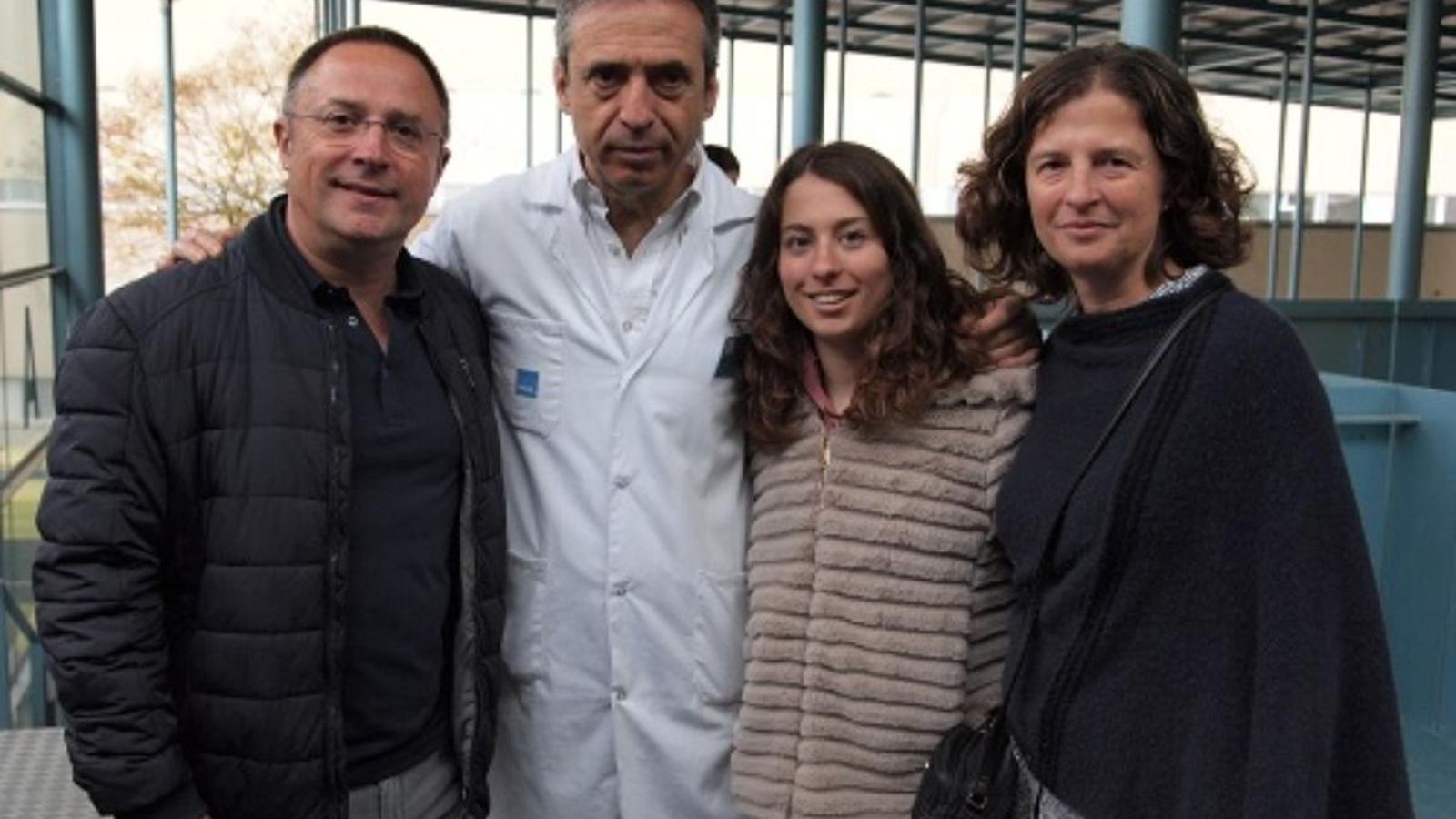 El doctor Joan Carles Monllau, amb una de les pacients tractades i els seus pares