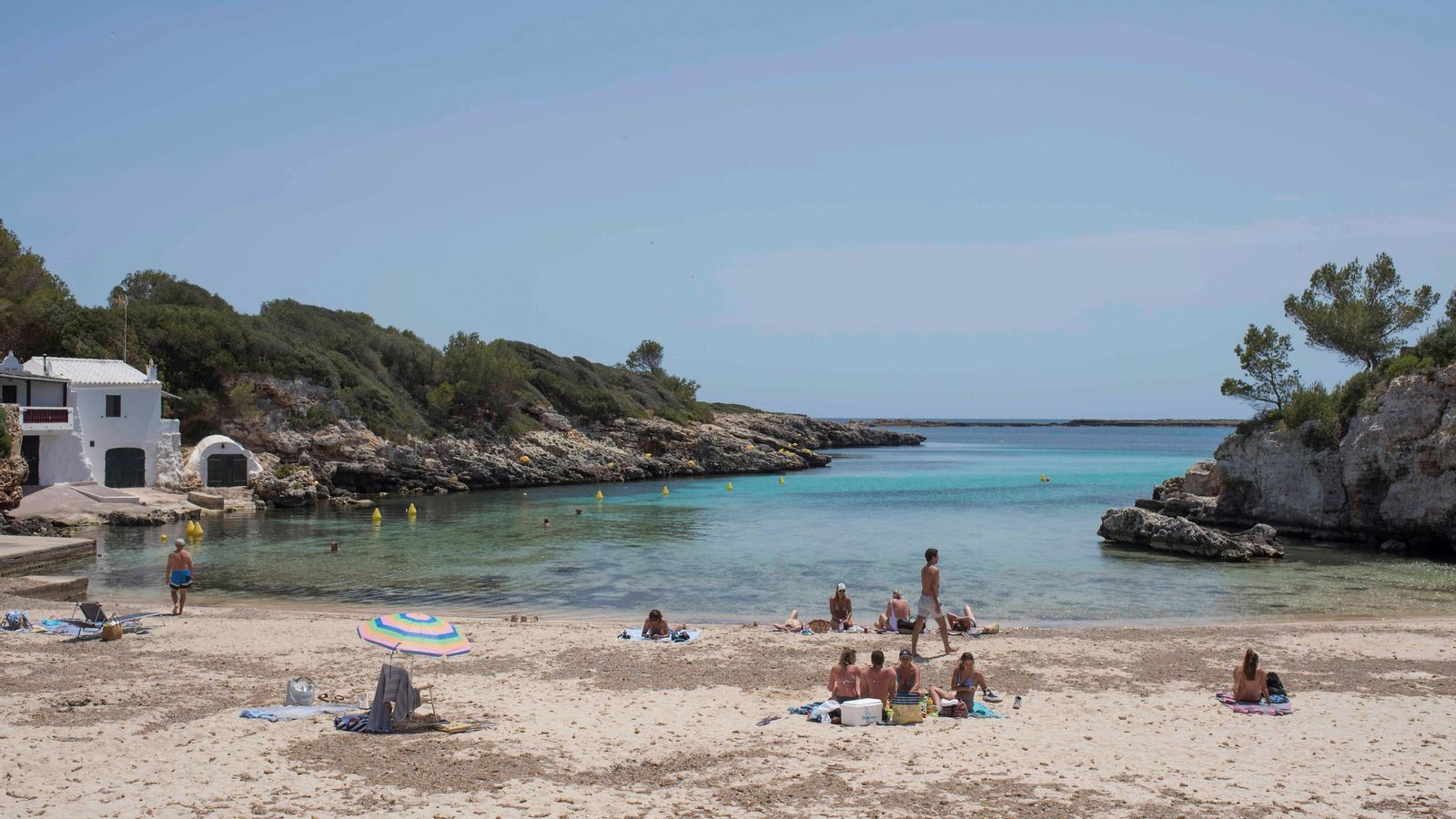 Turistes prenen el sol a la platja de Binisafúller, a Menorca, el passat dimecres David Arquimbau