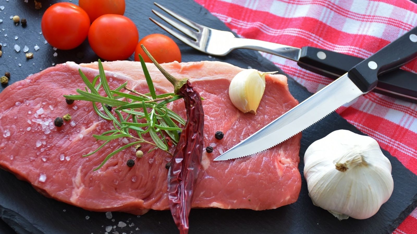 Tres anys i nou mesos de presó per a un carnisser que camuflà carn de cavall entre lots de boví