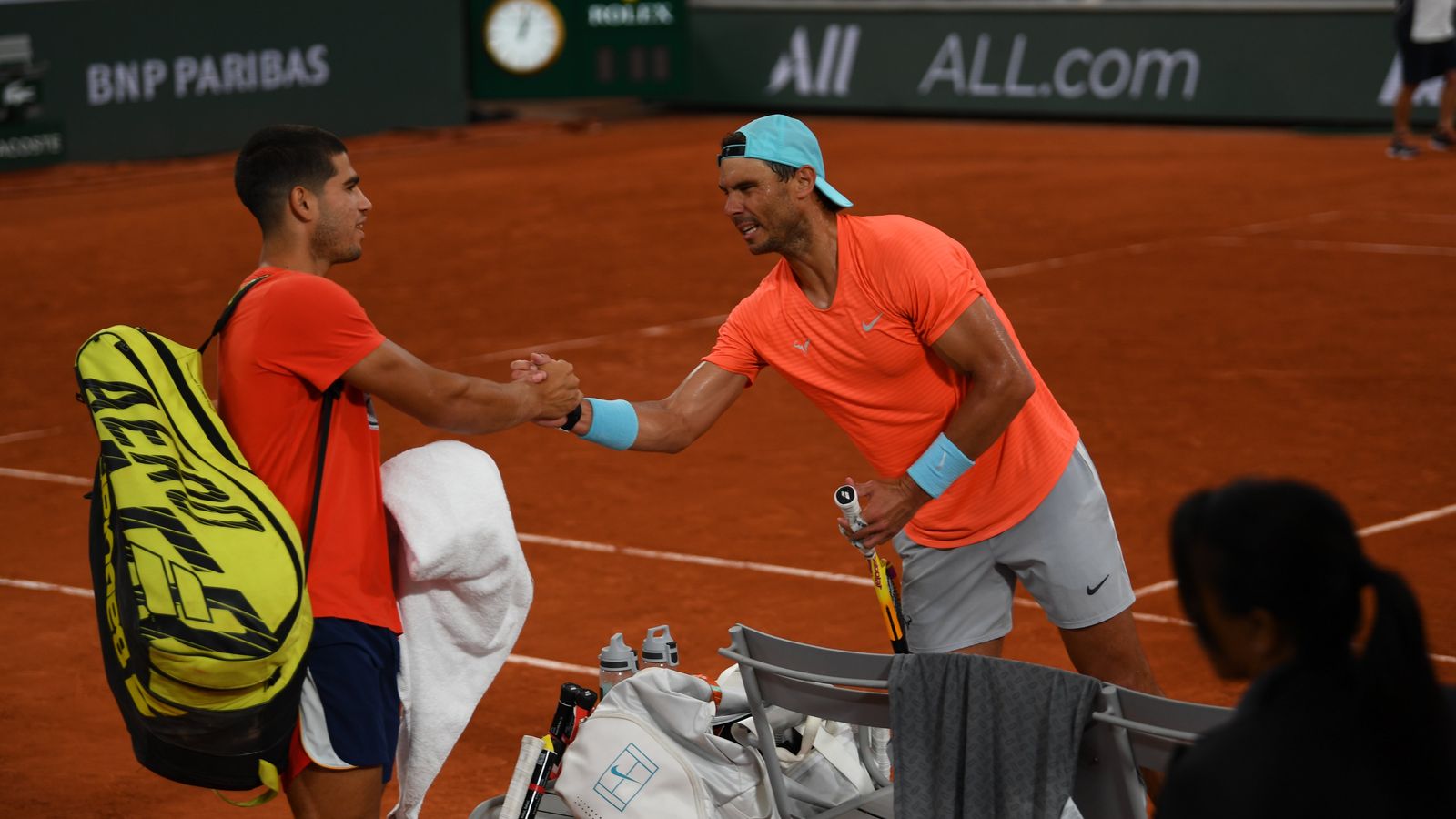 Alcaraz i Nadal es saluden durant un entrenament a París