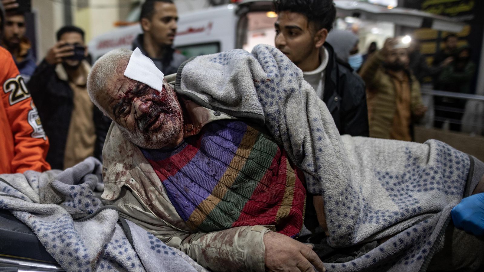 Un palestí ferit en els bombardejos arriba a l'hospital kuwaití de Rafah