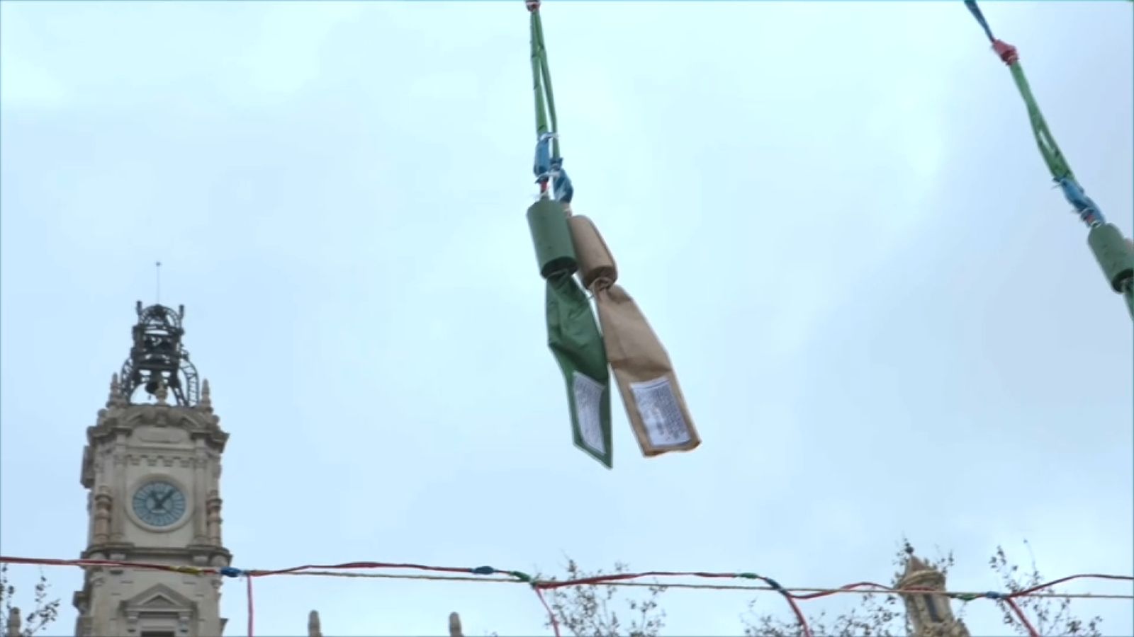 A la plaça de l'Ajuntament de València, este dimarts al llarg del matí la mirada està ficada cap al cel