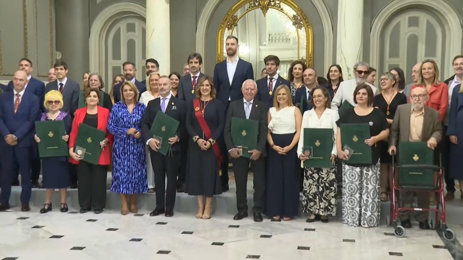 Els guardonats amb les distincions muncipals de València, en finalitzar l'acte de lliurament dels reconeixements