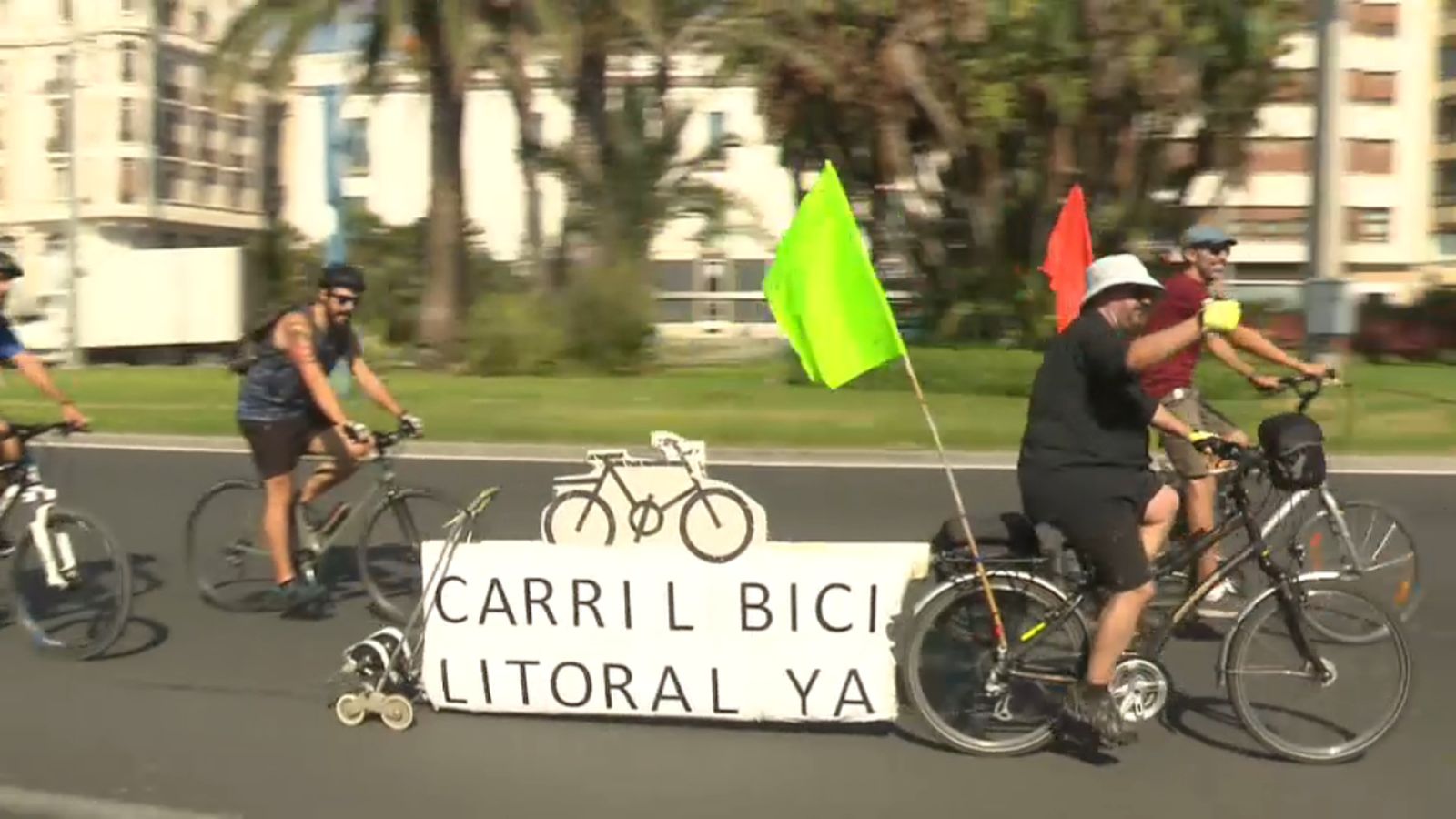 Ciclistes reivindiquen l'accés a la zona sud de la franja litoral