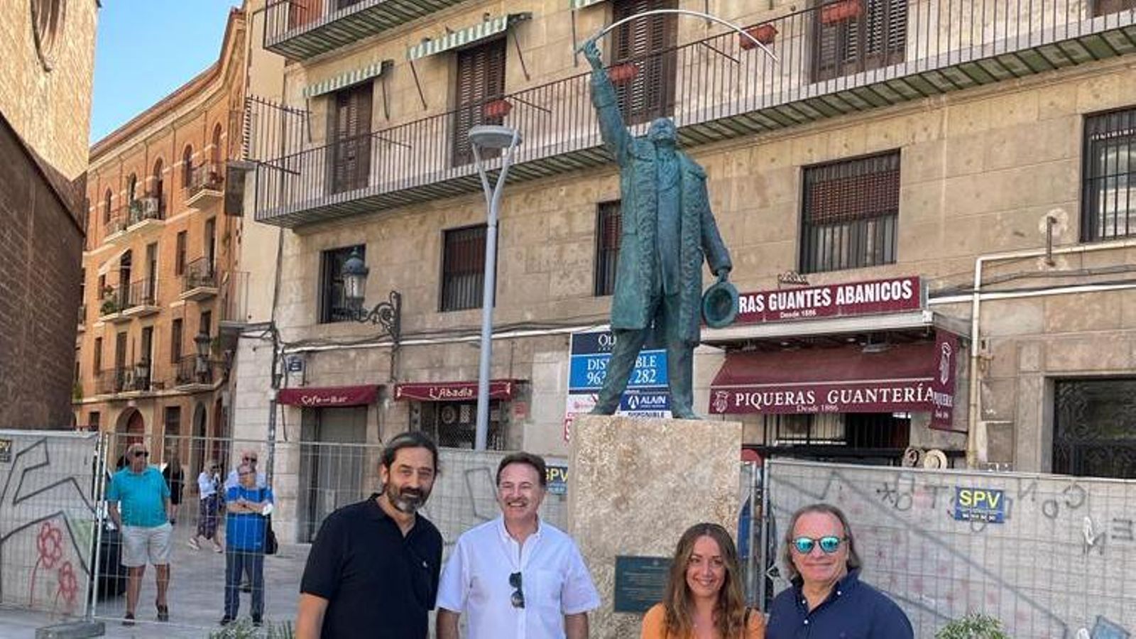 La regidora de Patrimoni i Recursos Culturals, Glòria Tello, i el regidor de Mobilitat Sostenible, Giuseppe Grezzi, durant la descoberta de la estàtua