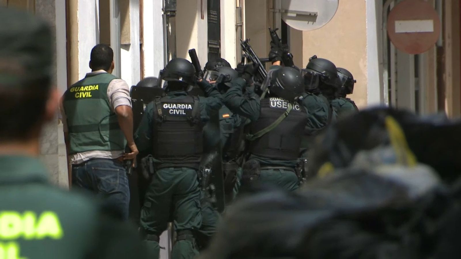 Agents de la Guàrdia Civil en l'accés al carrer on es va atrinxerar el sospitós