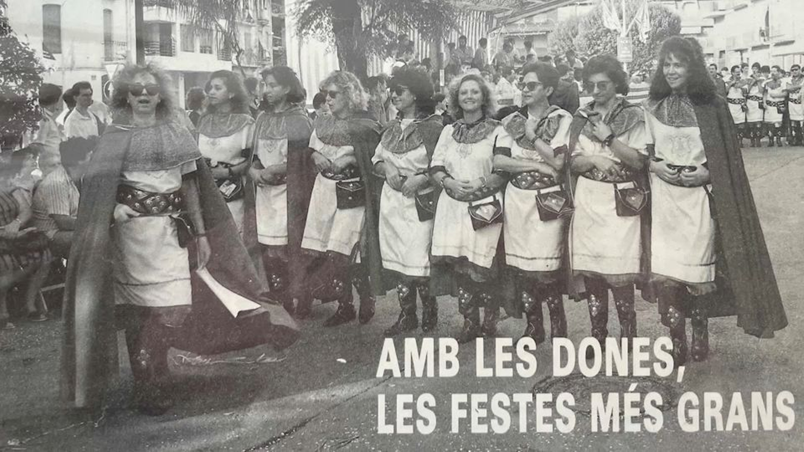 Les primeres dones que van desfilar a Ontinyent, amb el vestit que ha arribat a 'Tresors amb història'