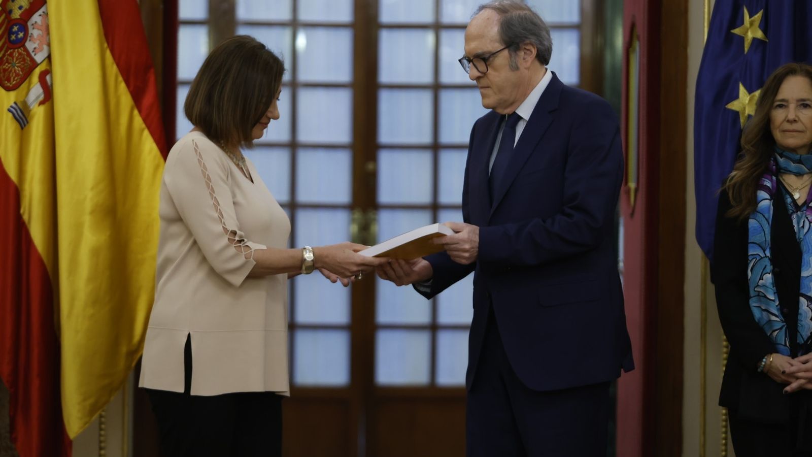 La presidenta del Congrés, Francina Armengo, i el defensor del poble, Ángel Gabilondo.
