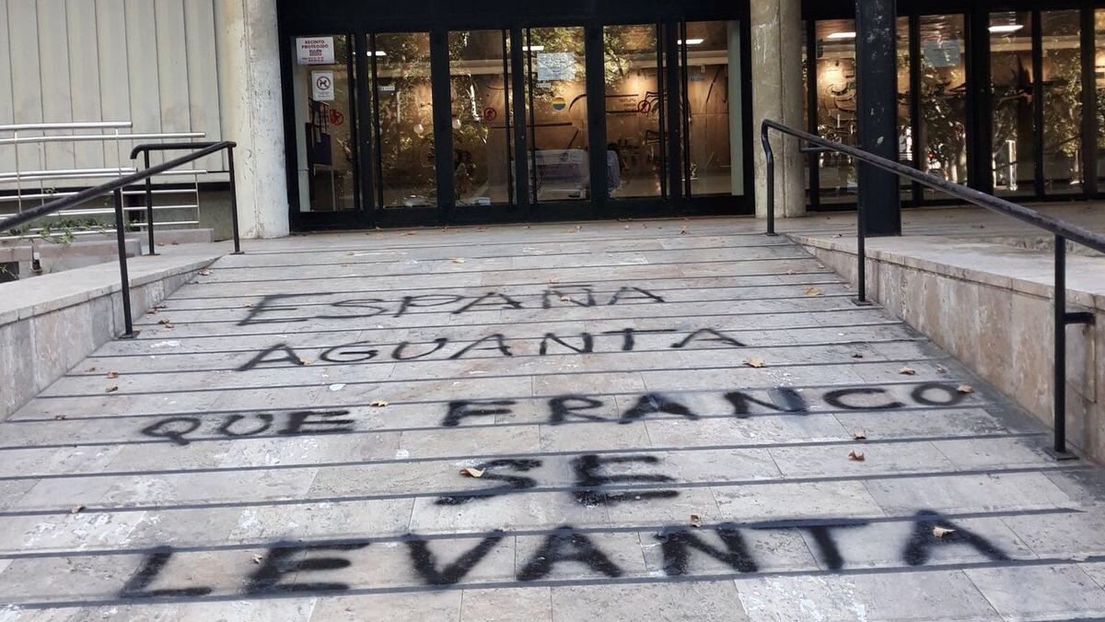 Pintada a la porta de la Facultat de Psicologia de la Universitat de València