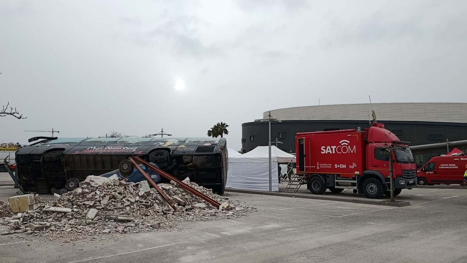 Vehicles dels efectius d'emergències junt a l'auditori de Torrevella participen en el simulacre de sisme