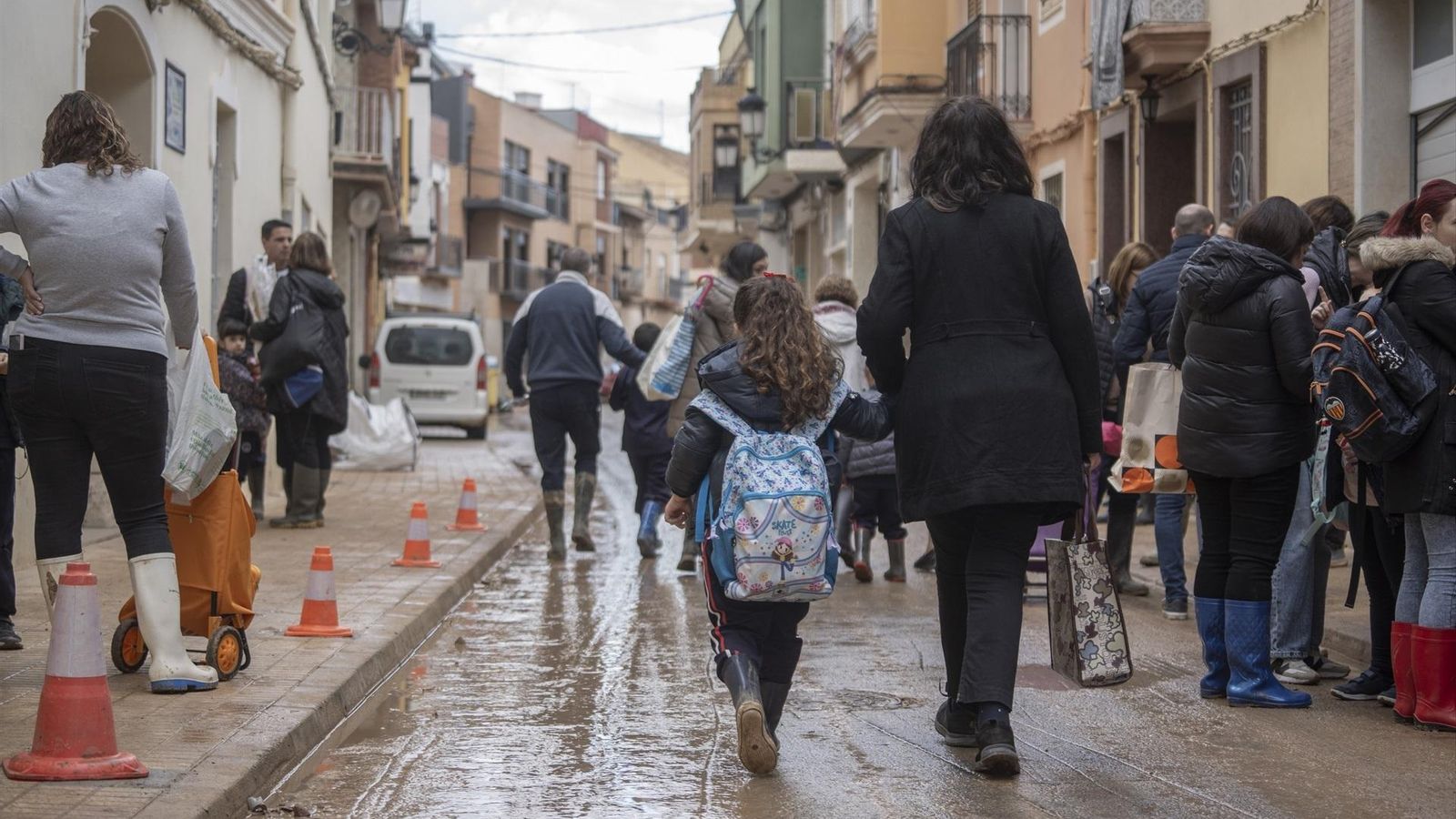 Una xiqueta ix amb sa mare del col·legi La Immaculada, el primer a obrir després de la DANA